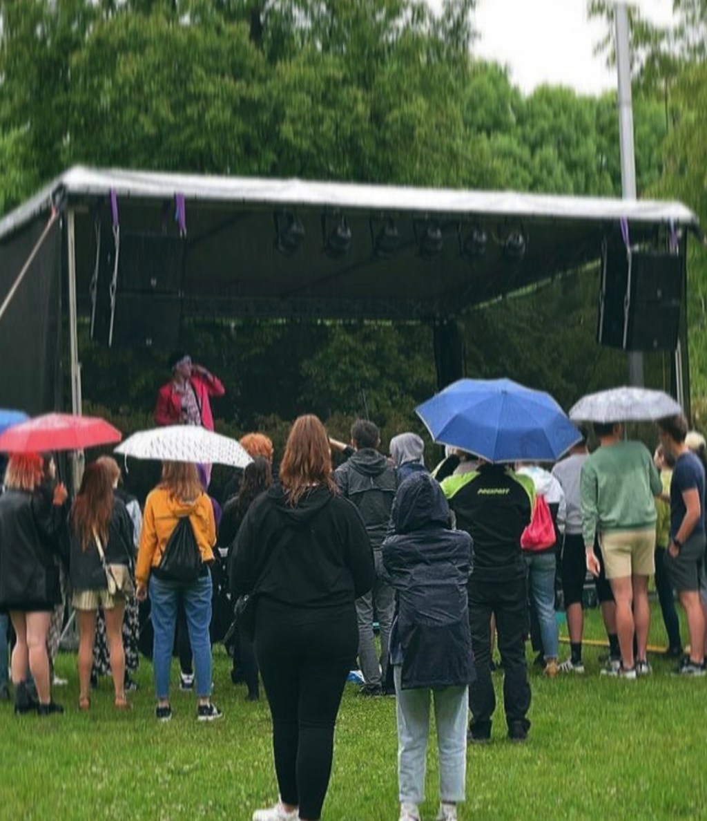 Skočil s velkým nadšením do publika – chytli&nbsp;ho!