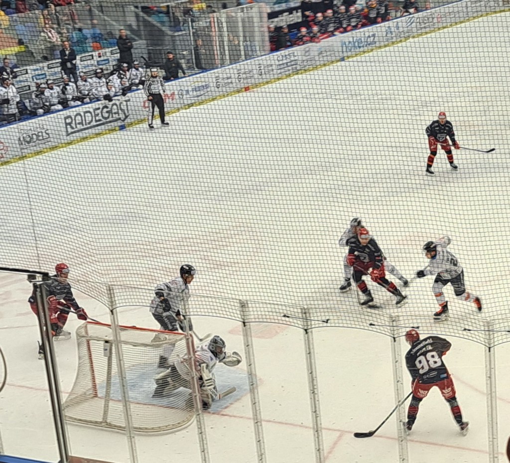 Led, góly, ostraha a sázka o článek aneb redakce na hokeji